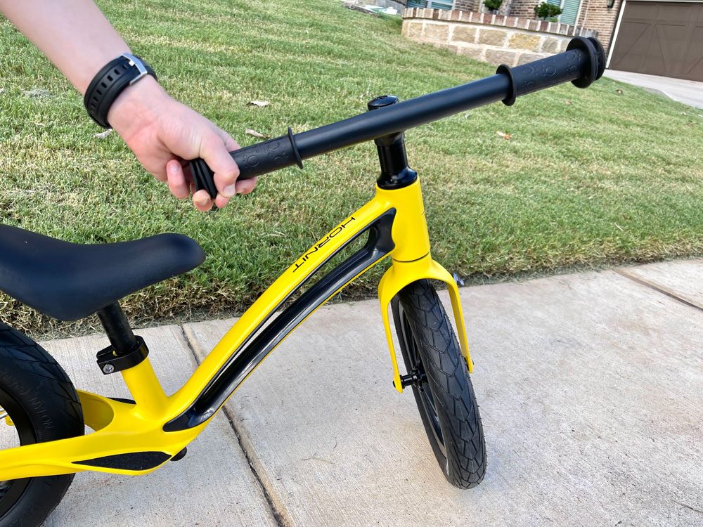 Handlebars tured parallel to the frame of the Hornit balance bike