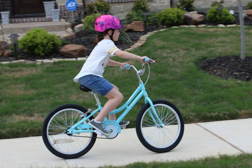 young girl riding the raleigh jazzi 20 girls bike