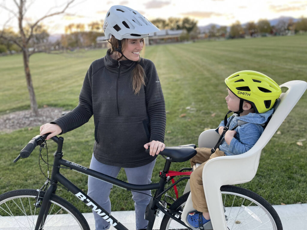 Mom and son looking at each other while taking a break riding with the Decathlon Elops 100 child bike seat