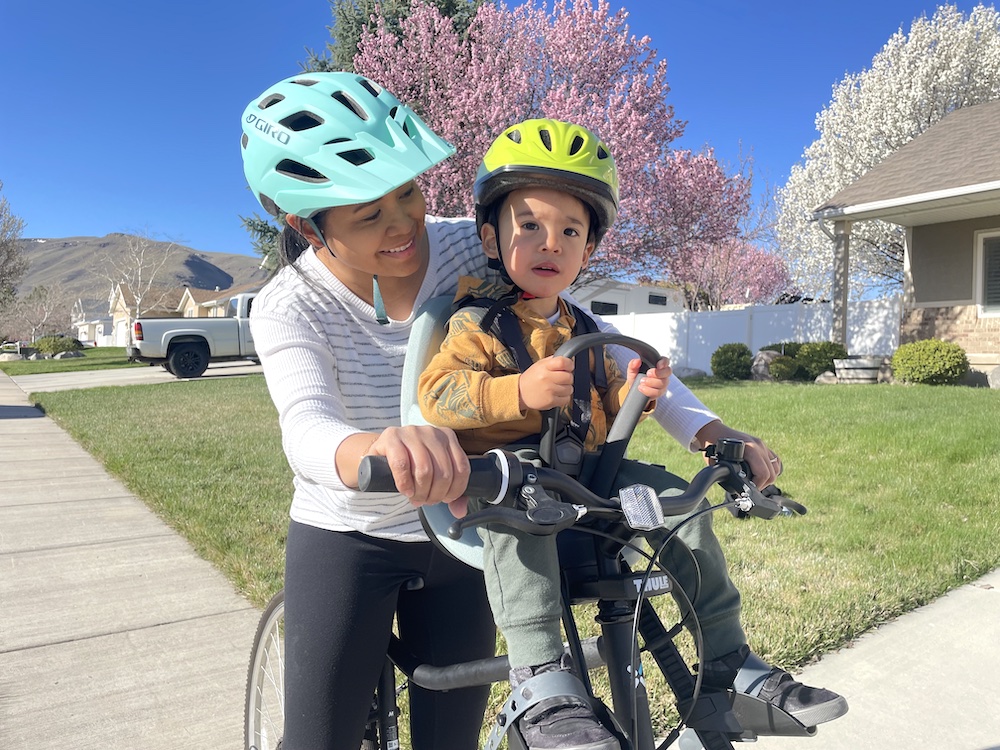 Mom looking at her son while seated in the Thule Yepp Mini 2 child bike seat