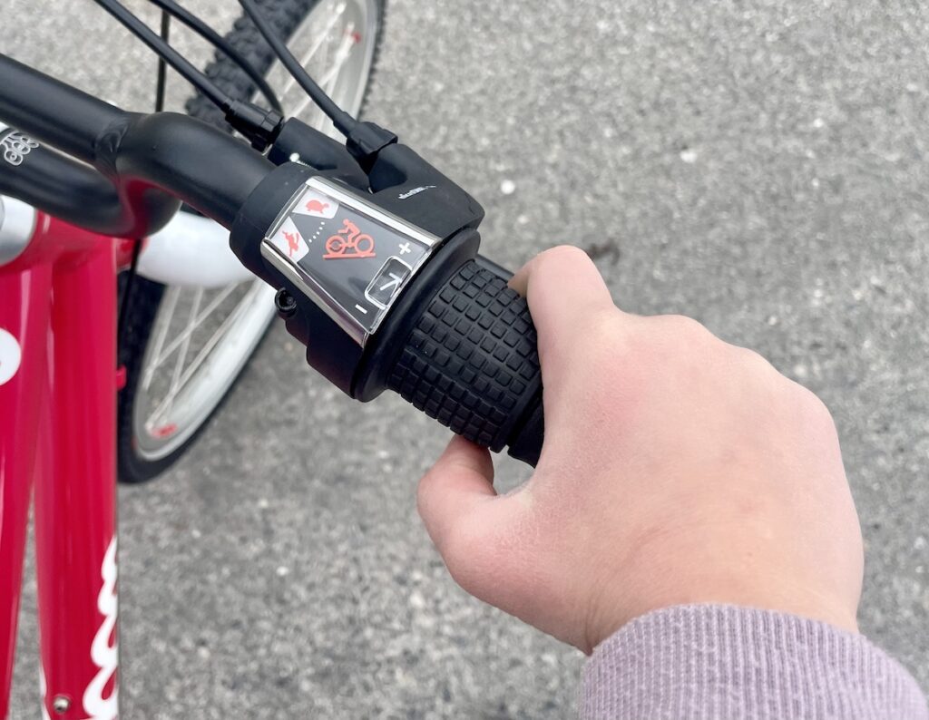 6 year old testers shifting the grip shifter on the woom GO 4