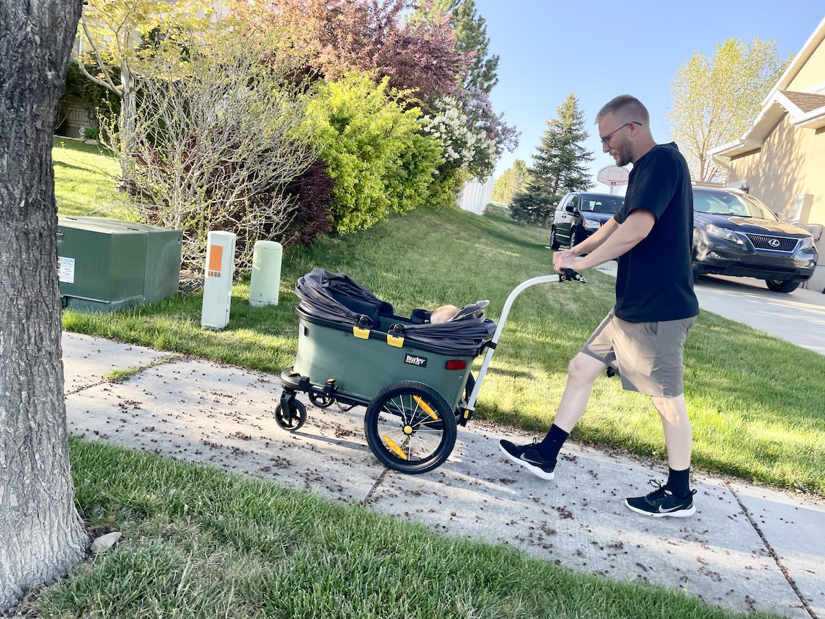 burley hopper in wagon mode with two young kids
