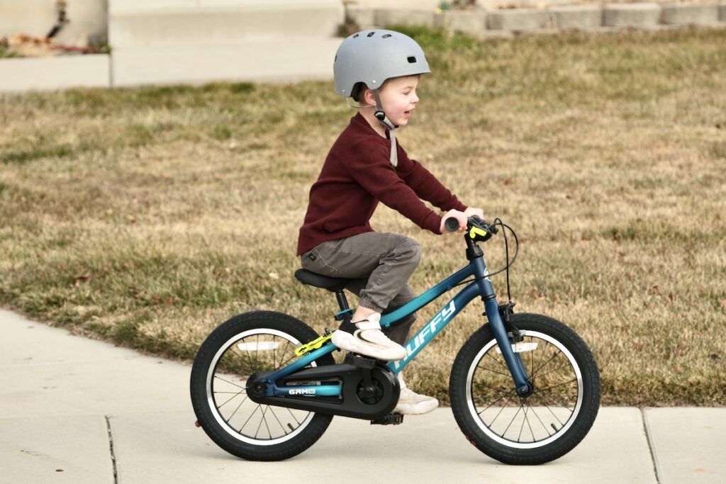 Huffy GRM 16 inch bike action